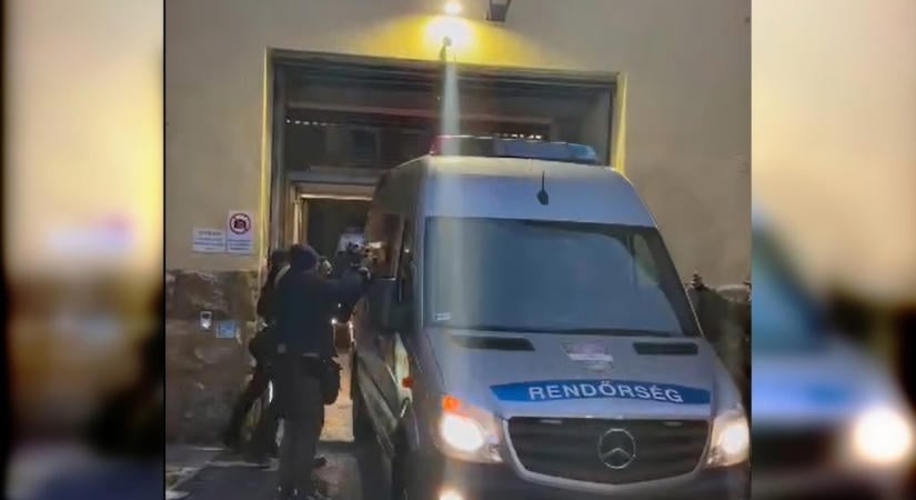 Videón, ahogy a Gyorskocsi utcából elindul a Matolcsyt és társait szállító rendőrségi konvoj