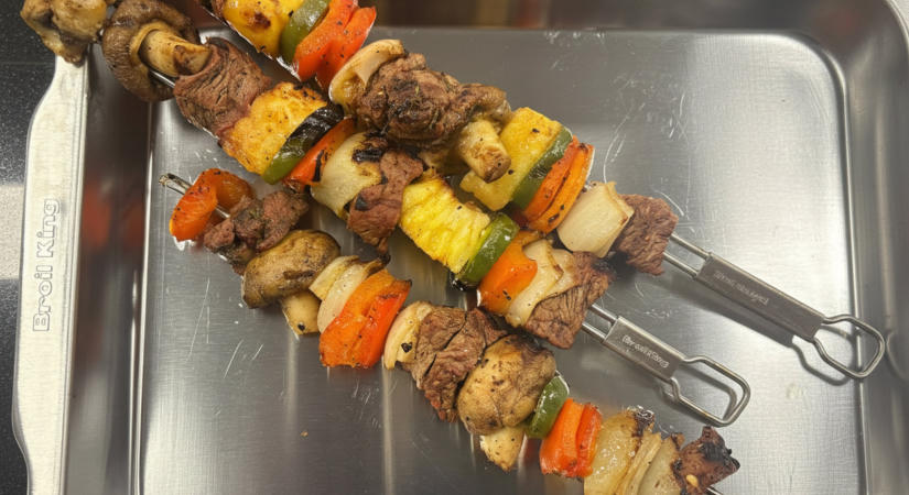 Édes-csípős marhanyársak ananásszal, grillen
