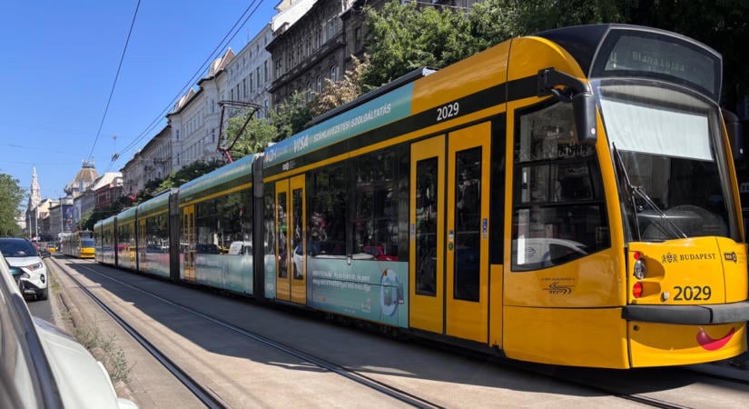 Botrány a 4-6-oson: az ellenőr a pulóverénél fogva ráncigált le egy zavartan viselkedő nőt a villamosról – videó