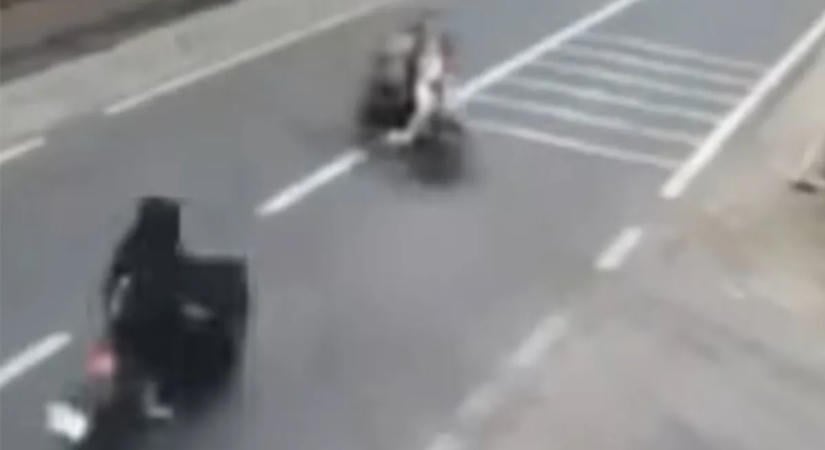 Hároméves gyerek halt meg, miután óriási erővel karambolozott két motor egy kereszteződésben – felkavaró videó