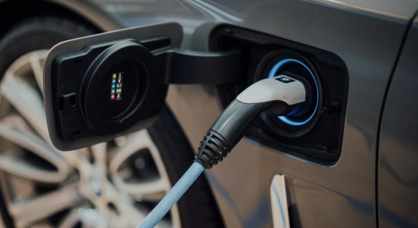 Szaúd-Arábia is beszáll az elektromos autók gyártásába – videók