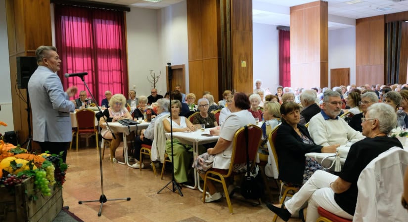 Koncerttel és vendéglátással köszöntötték az időseket Dorogon