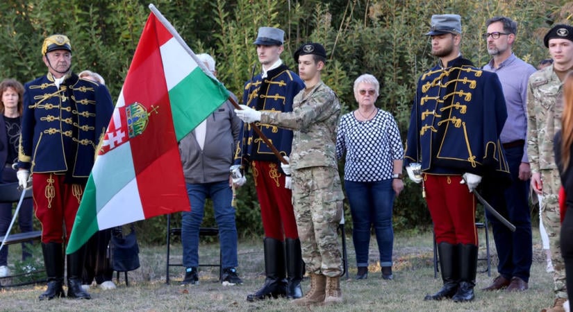 Az aradi vértanúk nagysága előtt hajtott fejet Kaposvár a Városliget őszi csendjében – GALÉRIA