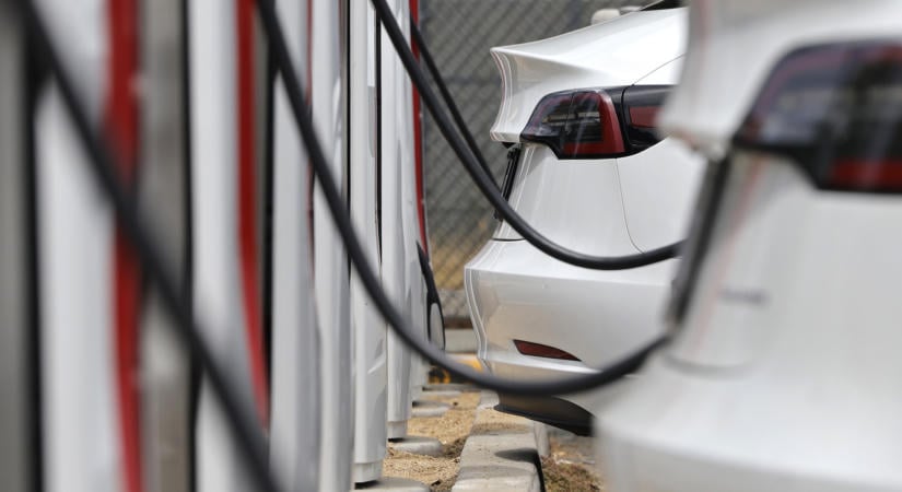 Alapvető villanyautós normát rúg fel a Tesla