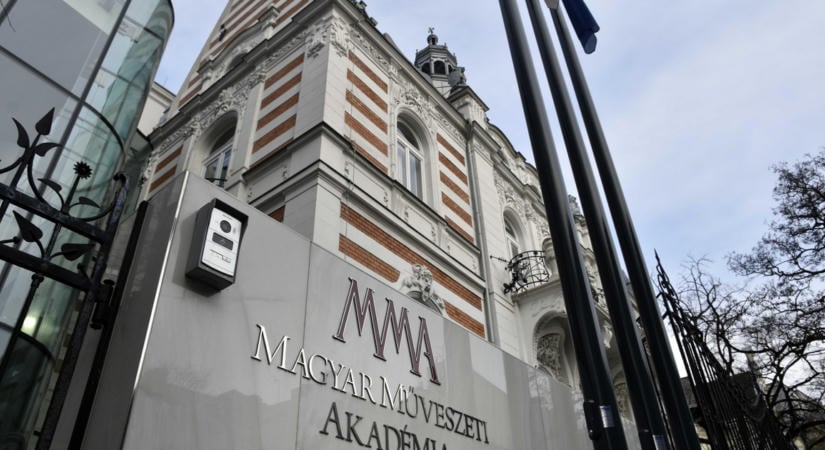 Betelt a pohár az MMA-nál, ismert művészek sora emelte fel a szavát