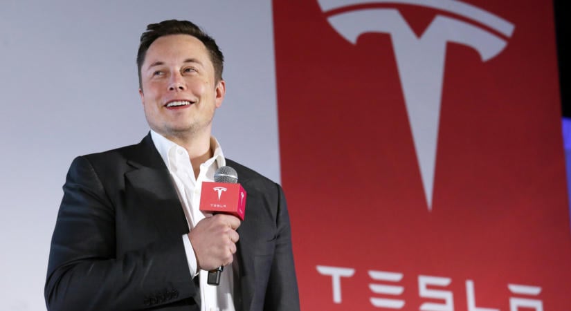Olyan rakétahajtóműves Teslát mutatott be Elon Musk, ami repül, és egy másodperc alatt gyorsul százra