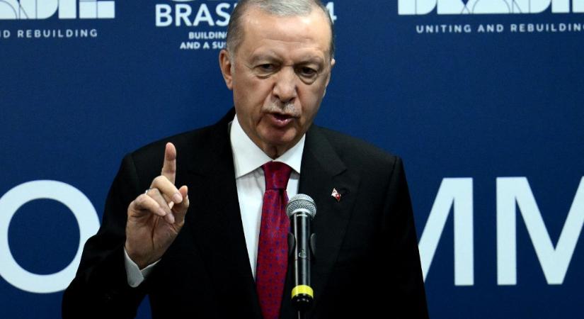 Puccskísérletre emlékeztek egy felvonulással a Boszporusz-hídon