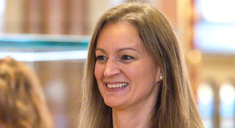 Álom, milyen gyönyörű ruhában jött elő Forsthoffer Ágnes a francia nagykövetségi fogadáson. Ezt bizony mi is szívesen viselnénk
