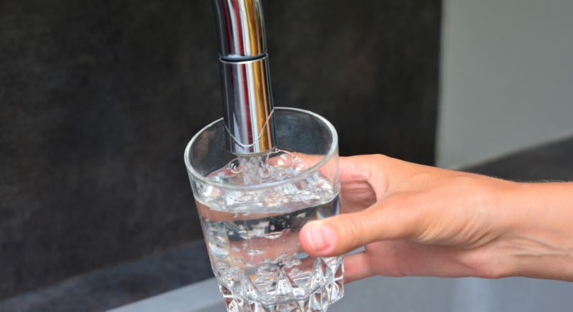 Micsoda pimaszság! Pénzt kérnek a sima csapvízért a budai pékségben: 150 forintért adnak egy pohárral