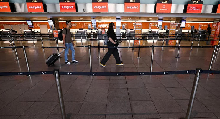 Sztrájkolnak az Easyjet franciaországi légiutas-kísérői