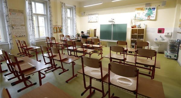 Nem mindegy, mit értünk pedagógushiány alatt, a túlórák is teljes álláshelyeket fedhetnek el