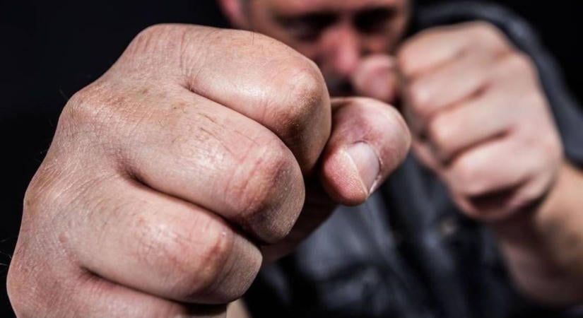 Rettegtek a vendégek az asztalokkal taroló szolnoki dühöngőtől - videóval