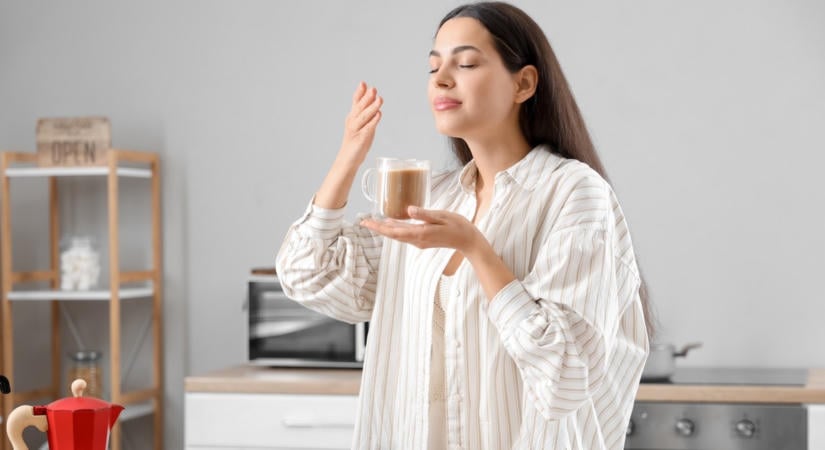 Hogyan árulja el a bőrünk a kávézási szokásainkat? – A koffein és a bőr kapcsolatáról a kávé világnapján