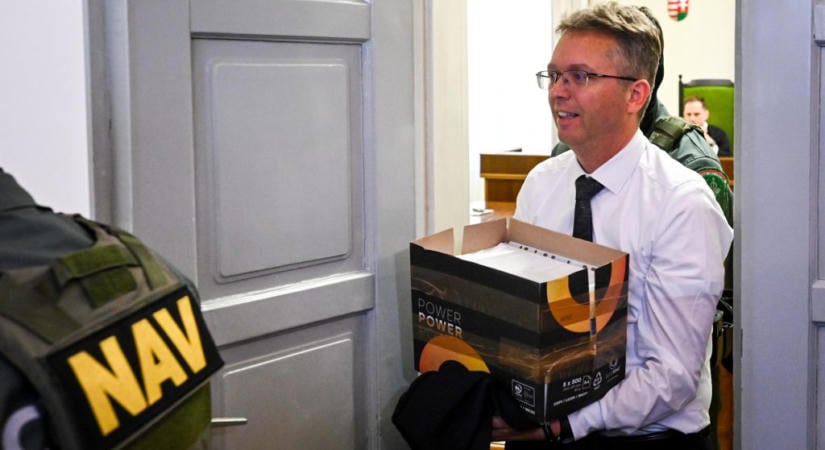 Bilincsben vezették elő Hankó Balázst, akinek egy órával később kezdődött a tárgyalása