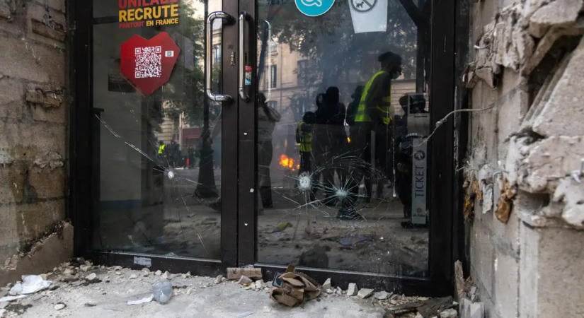 Több mint 1800 őrizetbe vétel után felelősöket keres a francia politika
