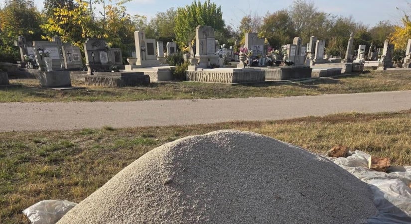 Apró figyelmesség, amely sokat jelenthet – megható gesztussal készülnek az emlékezés napjaira