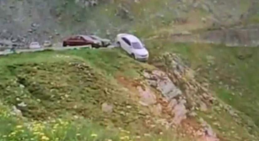 Szakadékba gurult egy rosszul leparkolt autó a Transzfogarason – videón a zuhanása