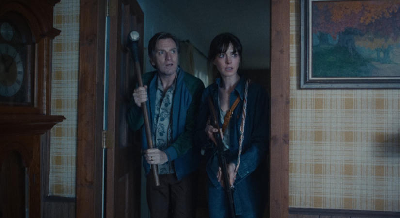 Anne Hathaway és Ewan McGregor olyan helyre kerülnek, ahol még sosem láttuk őket: dinoszauruszok elől menekül a sztárpáros