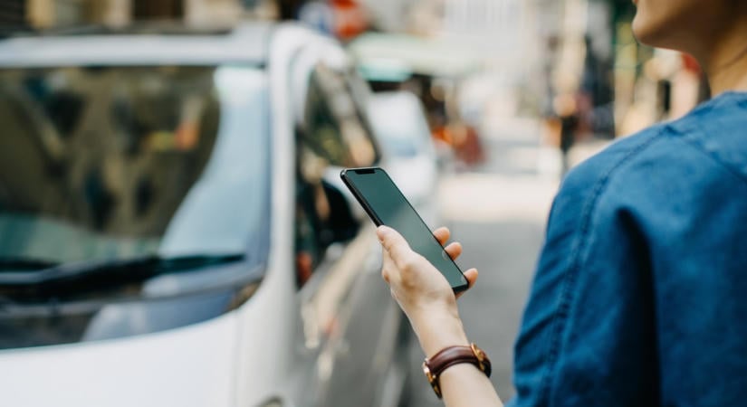 Kitették az autópályán, nem sokkal később meghalt: 12 milliárdot fizet az Uber a 23 éves lány szüleinek