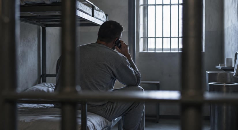 Illegális mobilokról fenyegetett tanút a letartóztatott férfi