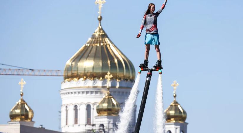 Rekordot állítottak fel a moszkvai vízisport-eseményen, ahol 11 ország magasugrói versenyeztek