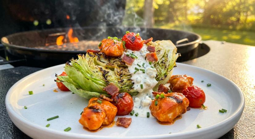 Grillezett jégsaláta buffalo csirkével, kéksajtos öntettel