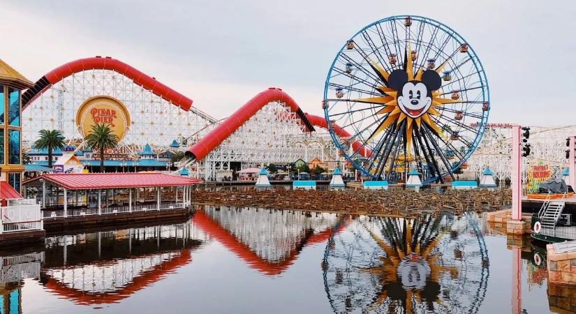 Félmeztelenül ugrott a Disneyland tavába egy dolgozó, több vendéget felkavart az eset
