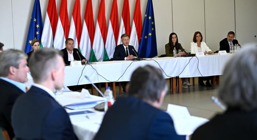 Kiderült, mennyit keres Magyar Péter és a kormánytagjai, megjött a leharcolt Skodák kora
