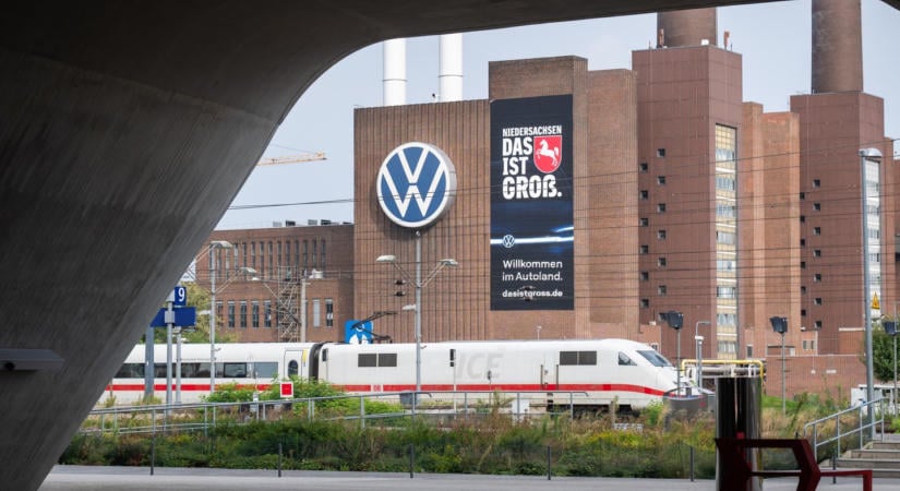 Olyan történelmi mélységbe került a Volkswagen, hogy a tőzsde is megbüntette