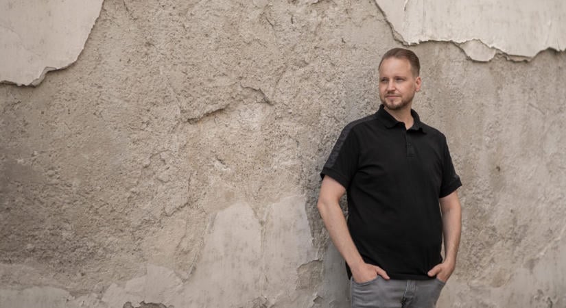 A Facebookon letiltották, a családját álhírekkel árasztották el. Marcell napok alatt, fillérekből épített AI-szűrőt a hazug politikusok és megmondóemberek ellen
