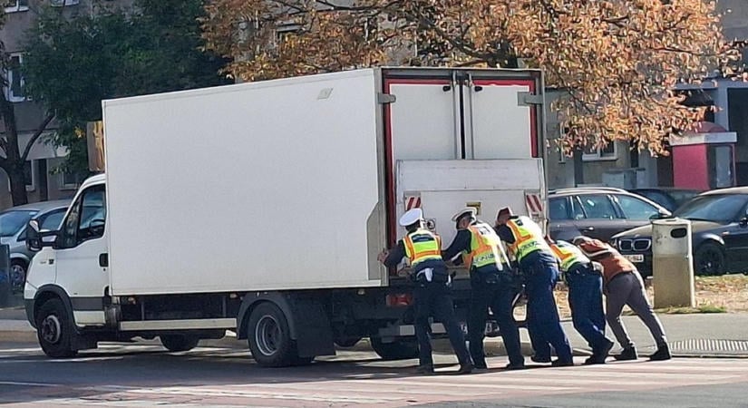Rendhagyó rendőri intézkedést örökítettek meg Hajdú-Bihar megyében