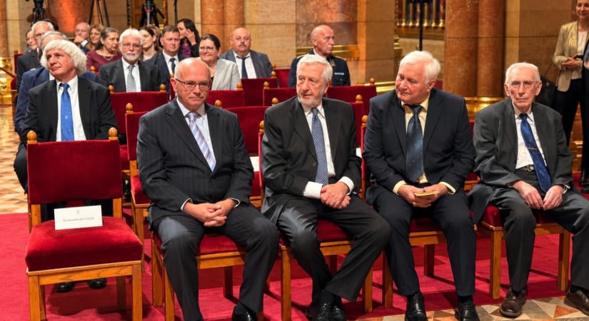 Kéri László, Krasznahorkai László és Schiff András is állami kitüntetést kapott október 23-a alkalmából