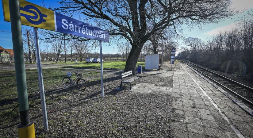 Sárban, fagyban vonatra várva Szerepen és Sárrétudvariban