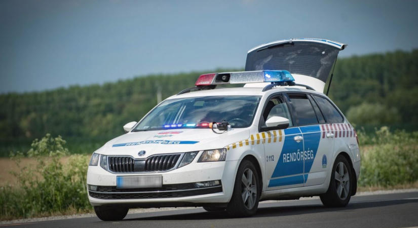 Durva baleset a 3-as úton! Fának csapódott egy autó
