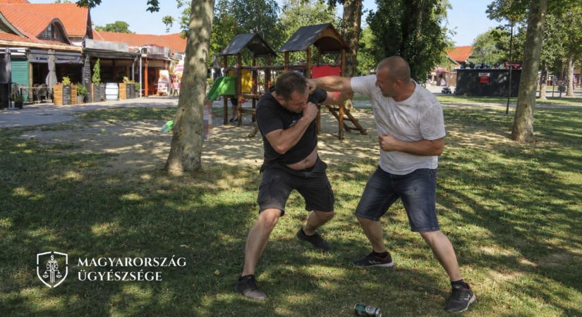 Fonyód főterén verte össze szesztestvérét a részeg férfi