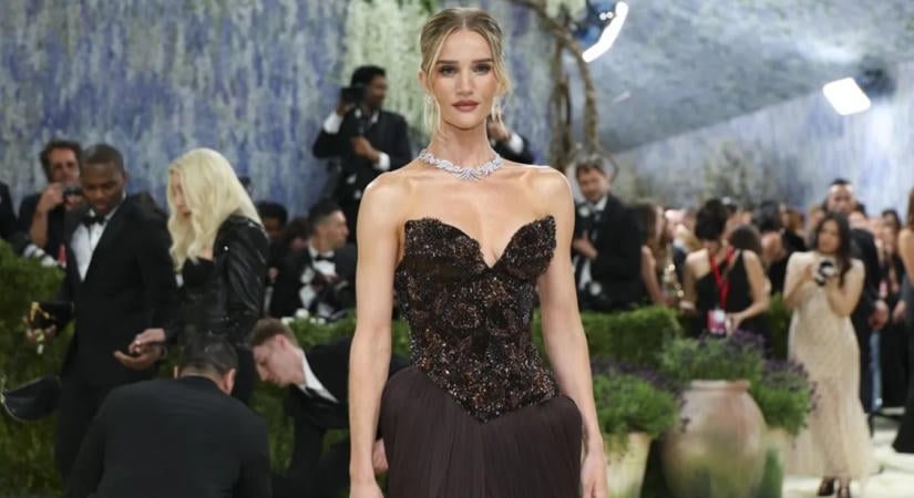 Dögös csipkeruhában tündökölt Rosie Huntington-Whiteley