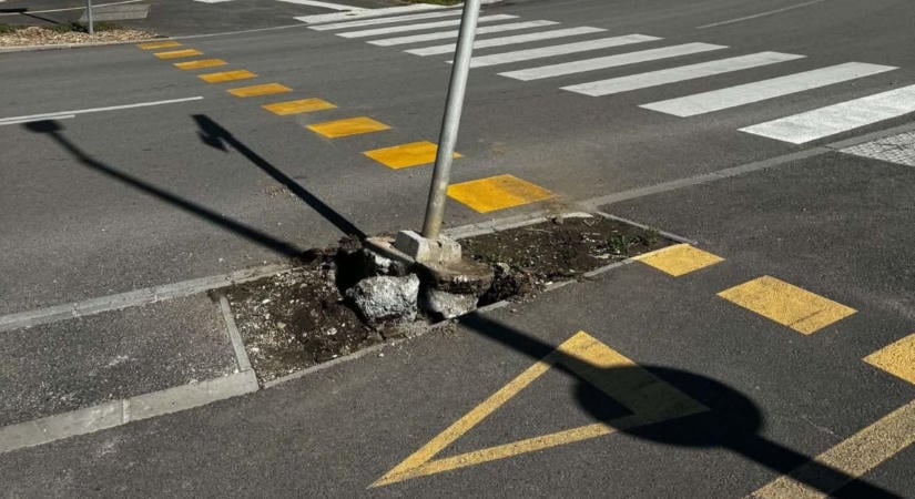 Rongálás a csornai kereszteződésben, nem először döntötték ki a táblát