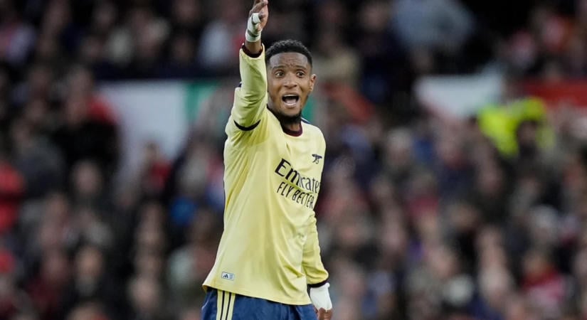 Ezri Konsa berobbant az Arsenal védelmébe