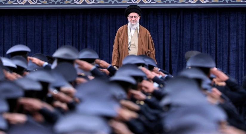 Hónapokkal a meggyilkolása után eltemették Irán volt legfőbb vezetőjét