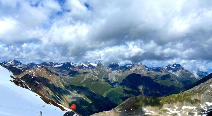 Babakocsival vágtak neki a hegynek, helikopterrel kellett menteni a turistákat Ausztriában
