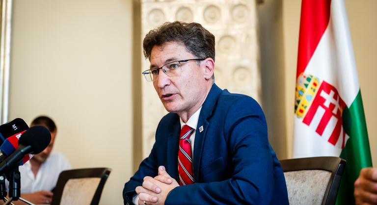 Össztűz alatt Cser-Palkovics András, megszólalt a polgármester