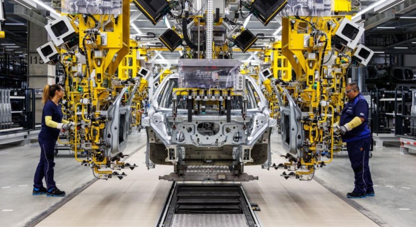 A BMW Group Gyár Debrecen 24 órás működéssel gyorsítja fel a BMW iX3 sorozatgyártását az erős vásárlói keresletre reagálva
