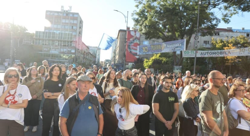 78 napja nem kaptak fizetést – az Oktatási Minisztérium előtt folytatják a tiltakozást