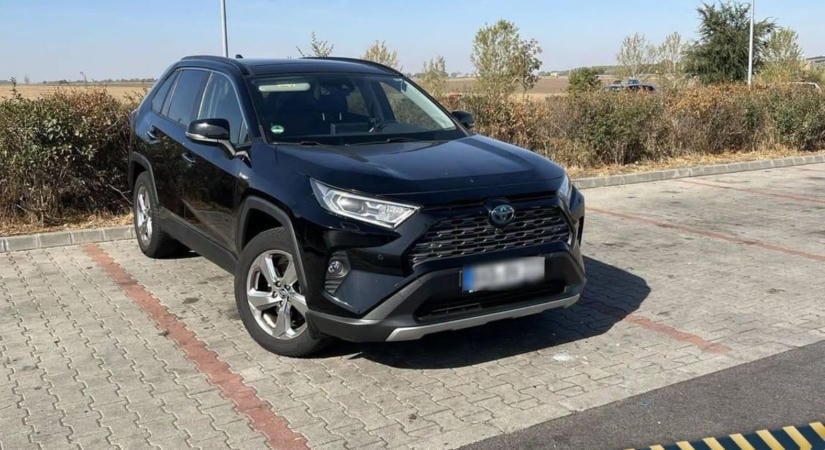 Körözött luxusterepjárót foglaltak le az M43-as autópályán