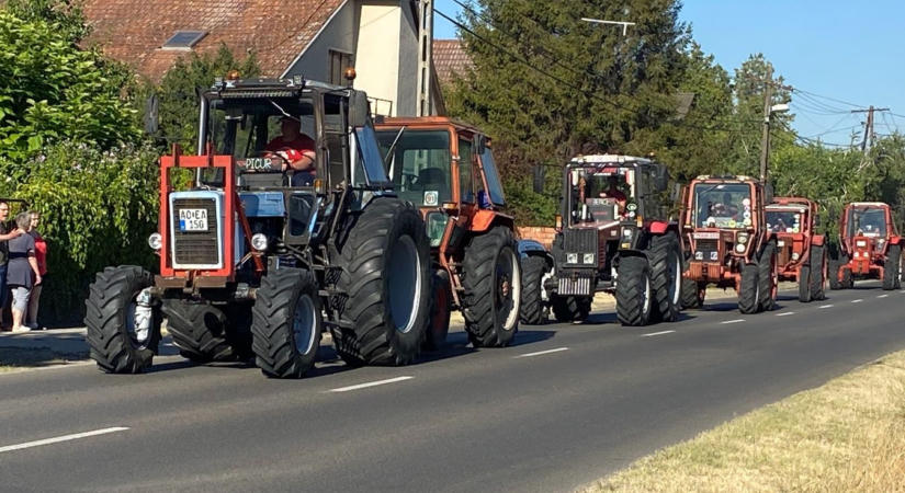 Bugacon lovasok és hagyományőrzők, Hetényben traktorok vonultak