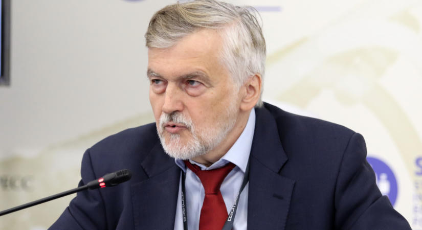 Elbocsátották a háborús gazdaságot bíráló orosz bankvezetőt