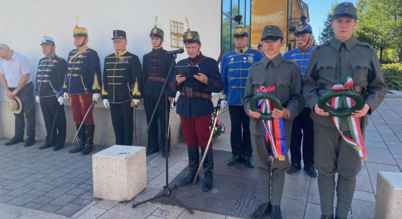 Lovas huszárok jártak a Fő téren, a hős magyar katonák emléke előtt tisztelegtek