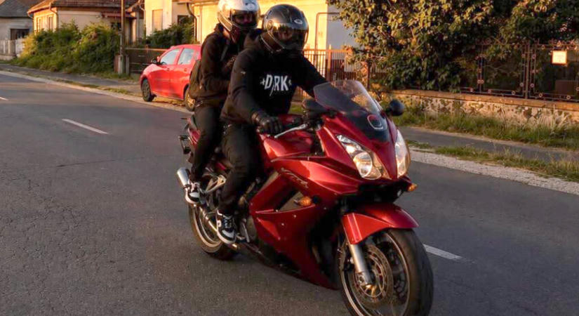Üzent a 4-es úton életet mentő motoros - A (már nem) névtelen hős