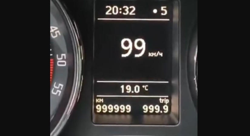 Videóra vette egy taxis, ahogy Skodája eléri az egymillió kilométert