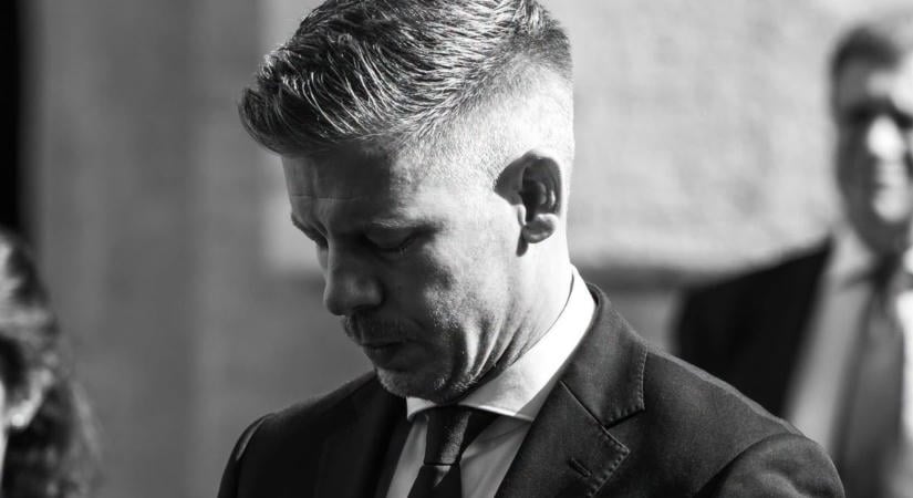 Magyar Péter rendkívüli bejelentést tett: nem söprik szőnyeg alá az egzotikus állatok tetemeivel pózoló Kaprinyák Tibor ügyét